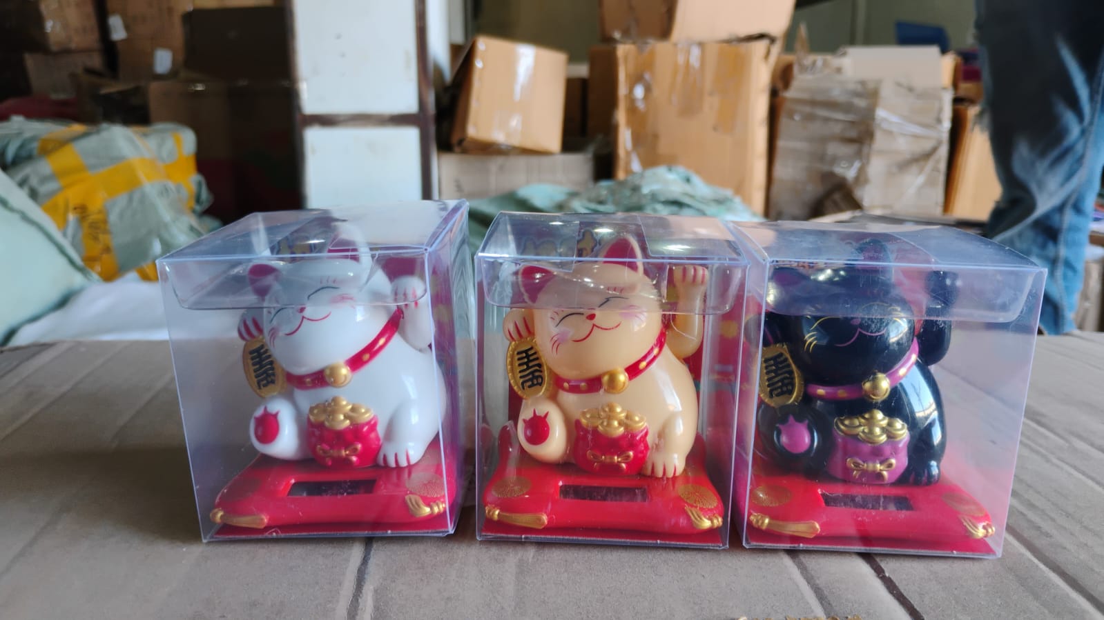 Solar Powered Happy Cat Beautiful with Arm Waves Wealth Cat (1 Pc / Mix Color) Solar Powered Happy Cat Beautiful with Arm Waves Wealth Cat (1 Pc / Mix Color)